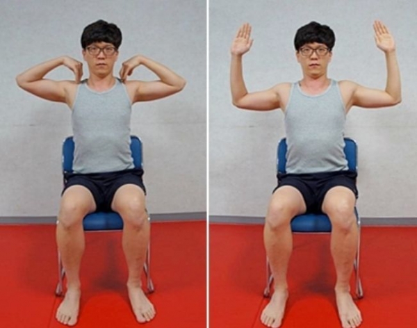 어깨 스트레칭인 어깨 돌리기. 안쪽·바깥쪽 5회씩 어깨와 팔을 펴고 10초간 유지한다.