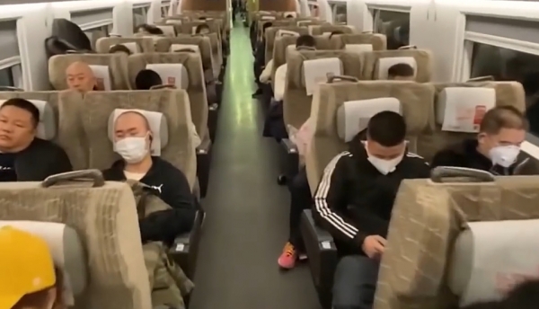 지난 21일 중국 우한시에서 기차에 탄 탑승객들이 유행중인 코로나바이러스를 예방하기 위해 마스크를 착용하고 있다. (사진=ANNnewsCH 유튜브 캡처<br>