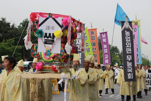 지난해 9월 26일 국회 앞에서 열린 전국농민대회에서 농민들은 상여를 매고 가면서 '우리 농업의 사망'을 상징하는 퍼포먼스를 벌였다. (사진제공= 민중당)