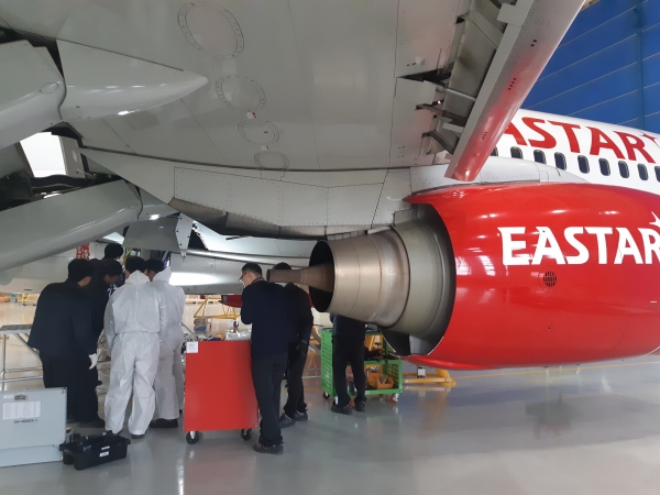 KAEMS 관계자들이 입고된 이스타항공의 비행기를 점검하고 있다. (사진제공=이스타항공)