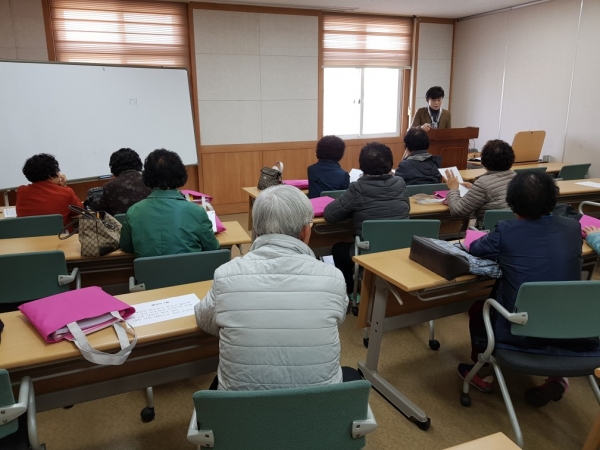 경북교육청, 문해·저학력 성인에게 초·중등 학력인정서를 교부했다.  (사진=경북교육청)