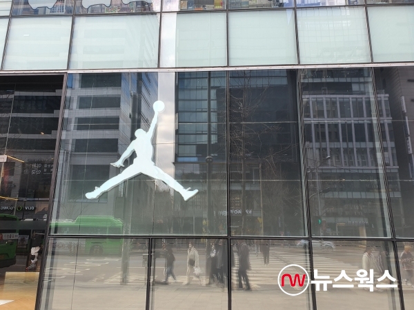 서울 마포 홍대입구역 '조던홍대' 점포 외관에 '점프맨' 로고가 선명하다. (사진=허운연 기자) 