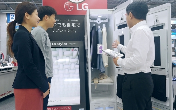 일본의 한 가전매장에서 직원이 고객에게 LG 트롬 스타일러를 소개하고 있다. (사진제공=LG전자)