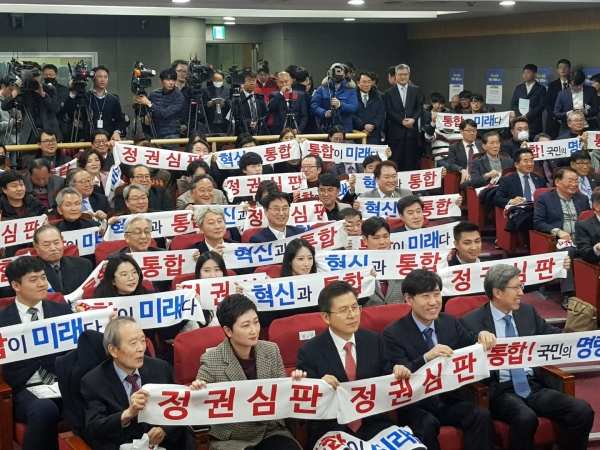 자유한국당 황교안 대표(가운데 아래)를 비롯해 혁통위 1차 보고대회에 참석한 이들이 피켓을 들고 있다. (사진=장대청 기자)