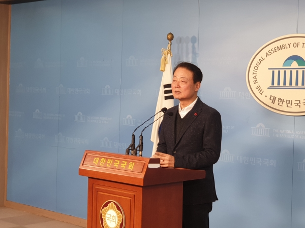 자유한국당 한선교 의원이 2일 국회정론관 기자회견을 통해 "오는 4월 15일 총선에서 불출마하겠다"고 선언했다. (사진= 원성훈 기자)
