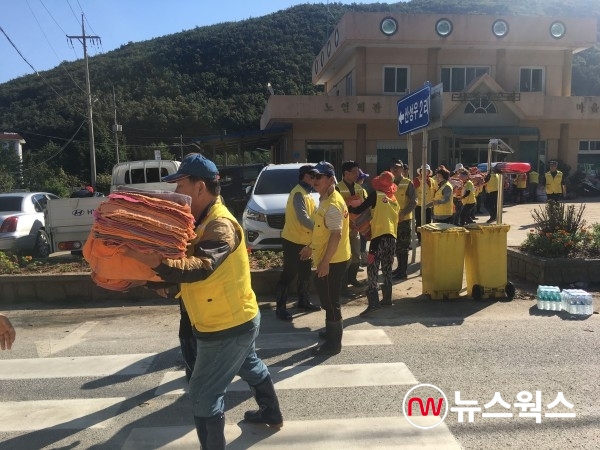 7월 강릉 수해 당시 수원시민들이 기부한 헌수건이 전달되고 있다.(사진제공=수원시)