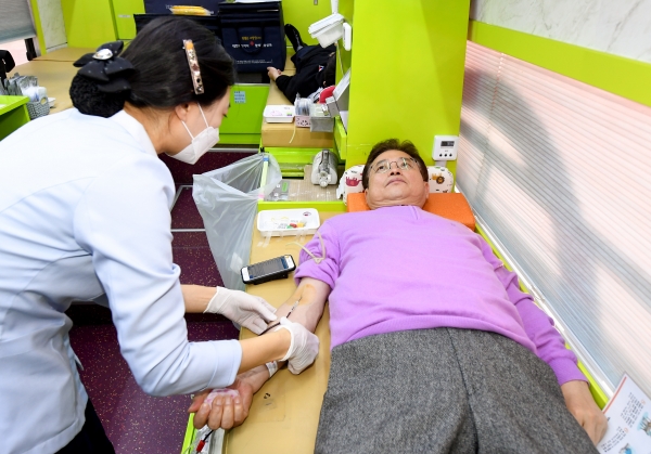 이철우 지사가 헌혈운동에 참여해 헌혈문화에 대한 인식 전환과 확산 운동을 몸소 실천했다. (사진제공=경북도)