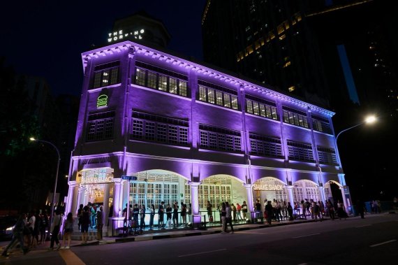 SPC그룹이 지난 7일 오픈한 쉐이크쉑 싱가포르 2호매장 닐로드점에 고객들이 길게 줄을 지어 입장을 기다리고 있다. (사진제공=SPC)