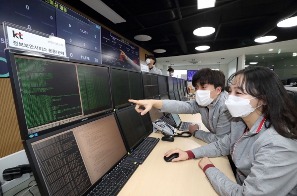 KT 직원들이 11일 경기 과천 'KT INS운용센터'에서 스미싱을 모니터링하고 있다. (사진제공=KT)