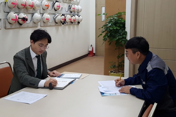 경북동부경영자협회 관계자가 기업을 방문해 ‘중장년 취업드림 지원사업’을 설명하고 있다. (사진제공=포항시)