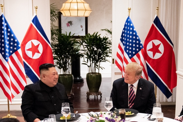 2차 정상회담에서 만났던 트럼프 대통령과 김정은 국무위원장. (자료사진=백악관 홈페이지)