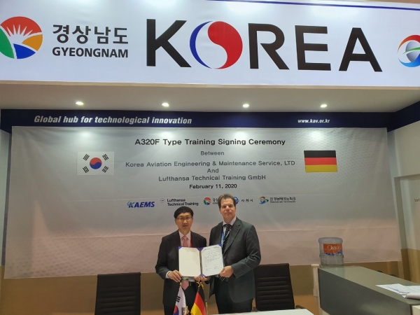 조연기(왼쪽) 한국항공서비스(KAEMS) 대표와 헤럴드 슈윈 루프트한자 테크닉 구매 총괄. (사진제공=KAI)