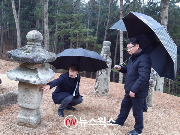 예창섭(사진 오른쪽) 여주 부시장이 12일 서희 장군묘를 둘러보고 있다. (사진제공=여주시)