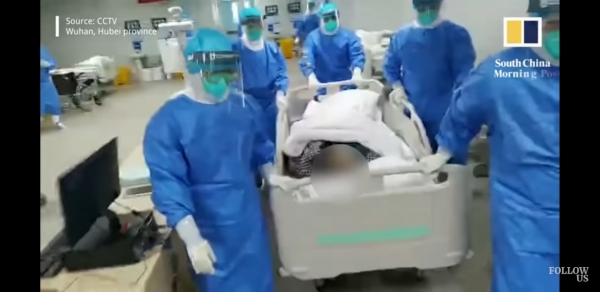 중국 우한의 한 병원에서 의료진이 코로나19 긴급환자를 이송하고 있다. (사진=South China Morning Post 유튜브 캡처)<br>