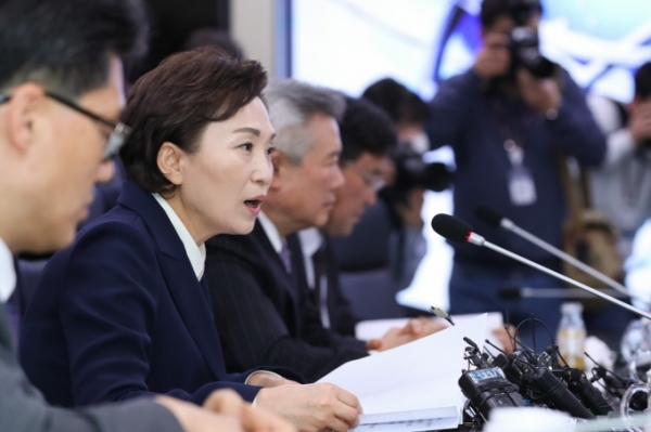 지난 2월 10일 항공사 CEO 간담회에서 발언하고 있는 김현미 장관(사진제공=국토교통부)
