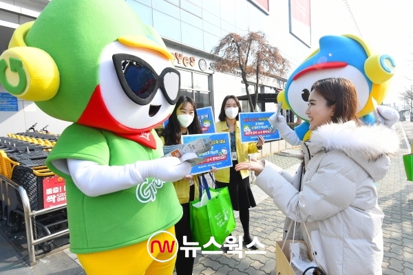 광주시 관계자들이 광주시 터미널에서 시민들에게 보건용 마스크를 나눠주고 있다. (사진제공=광주시)
