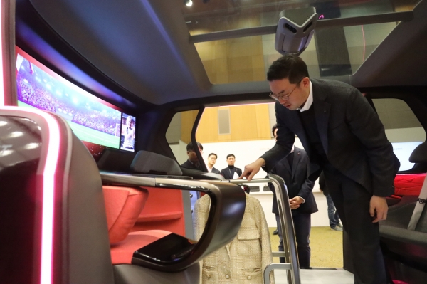 구광모 LG 대표가 17일 오후 서울 서초구 LG전자 디자인경영센터를 방문해 미래형 커넥티드카 내부에 설치된 의류관리기의 고객편의성 디자인을 살펴보고 있다. (사진제공=LG)