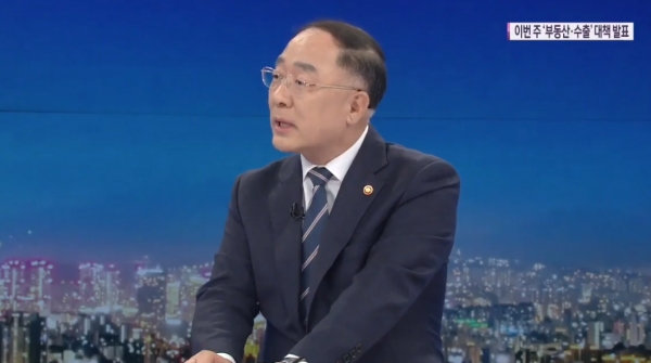 지난 17일 KBS '뉴스9'에 출연한 홍남기 경제부총리 겸 기획재정부 장관. (사진캡처=KBS 뉴스)
