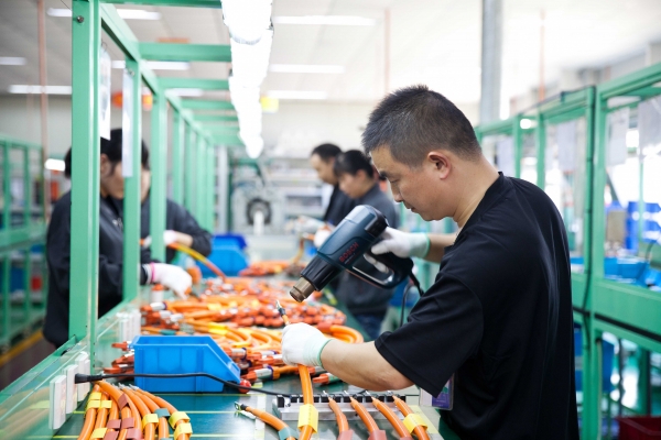LS EV 코리아 직원이 중국 사업장에서 전기차용 하네스를 조립하고 있다. (사진제공=LS EV 코리아)