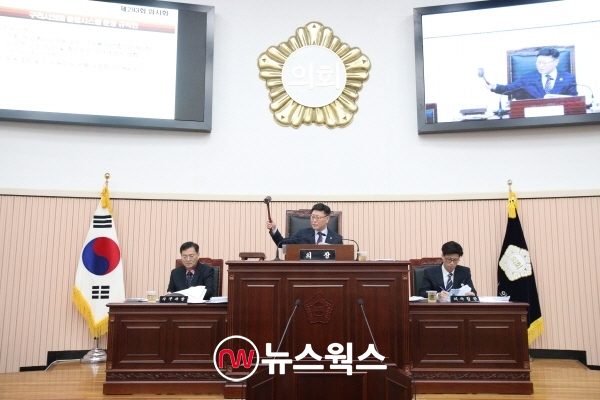 박석윤 구리시의회 의장이 20일 제293회 임시회 폐회를 선언하고 있다. (사진제공=구리시의회)