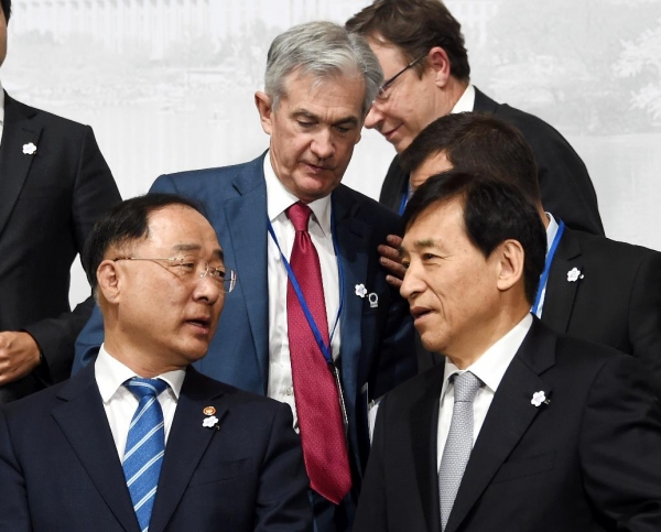 홍남기 부총리(왼쪽)가 지난해 10월 17일(현지시간) 국제통화기금(IMF)에서 열린 G20재무장관중앙·은행총재회의에서 이주열 한국은행총재와 환담을 나누고 있다. (사진제공=기획재정부)
