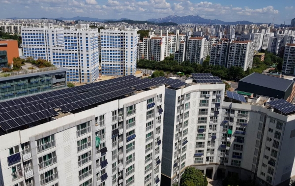 서울 양천구 소재 신정이펜하우스 5단지 지붕에 설치된 한화큐셀 태양광 모듈. (사진제공=한화큐셀)