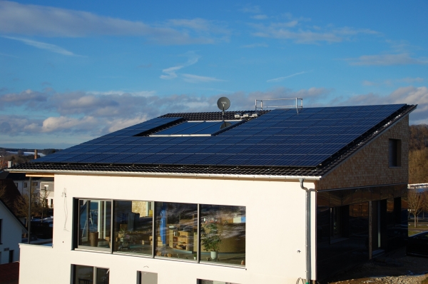 독일 아우크스부르크 에너지자립주택 지붕에 설치된 한화큐셀 태양광 모듈. (사진제공=한화큐셀)