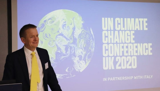 영국 COP26 존 머튼 특사가 지난 20일 서울 중구 주한영국대사관 아스톤홀에서 열린 라운드테이블에서 올해 영국에서 개최되는 COP26에 대해 설명하고 있다. (사진=기후변화센터 제공)