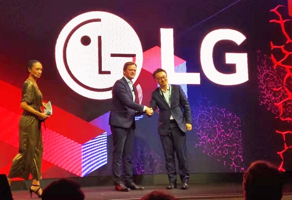 은석현(오른쪽) LG전자 VS스마트사업부장 전무가 독일 다임러 본사에서 열린 시상식에서 수상하고 있다. (사진제공=LG전자)