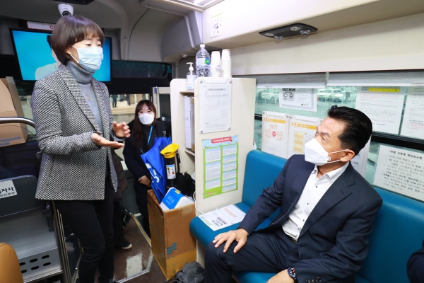 25일 양동영 동아오츠카 대표이사가 헌혈버스에서 관계자와 이야기를 나누고 있다. (사진제공=동아오츠카)