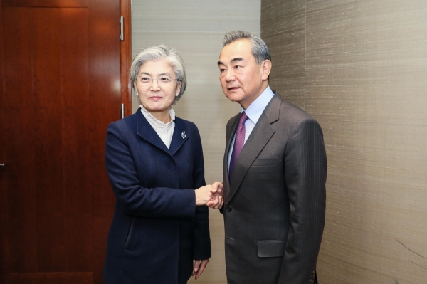 강경화(왼쪽) 외교부 장관과 왕이(王毅, WANG Yi) 중국 국무위원 겸 외교부장. (사진제공=외교부)