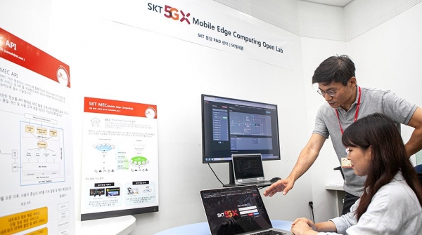 SK텔레콤 연구원들이 '5GX MEC' 기술을 개발하고 있는 모습. (사진제공=SK텔레콤)