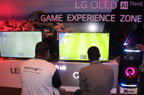 행사장을 찾은 관람객들이 LG 올레드 TV 체험 공간에서 게임을 즐기고 있다. (사진제공=LG전자)