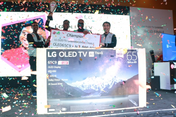 LG전자가 지난 주말 나이지리아 라고스 지역에서 LG 올레드 TV 게이밍 챌린지를 열었다. 최종 우승자는 부상으로 LG 올레드 TV와 1백만 나이라(한화 330만 원 상당)를 받았다. 사진은 우승자가 무대에서 환호하는 모습.