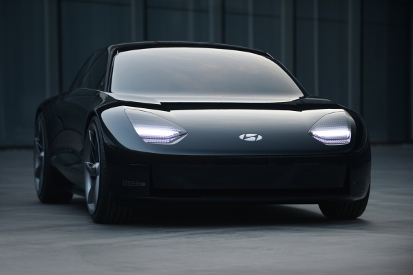 세계 최초로 공개된 현대자동차 EV 콘셉트카 ‘프로페시(Prophecy)’는 현대차의 디자인 철학 ‘센슈어스 스포티니스(Sensuous Sportiness)’를 한 차원 높인 미래 전기차 디자인의 방향성을 제시하고 있다. (사진제공=현대자동차)