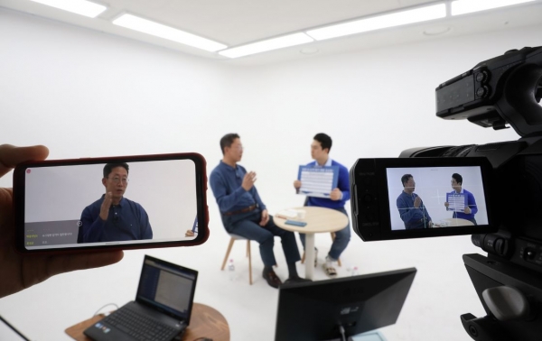 양효석 LG유플러스 CHO가 서울 LG유플러스 마곡사옥에서 실시간 방송을 활용해 신입사원들과 토크쇼를 진행하고 있다. (사진제공=LG유플러스)