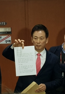 박근혜 전 대통령 변호인인 유영하 변호사가 4일 국회 정론관 앞에서 박 전 대통령의 자필 편지를 공개하고 있다.(사진=전현건 기자)
