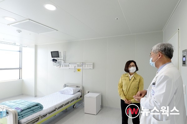 은수미 성남시장(좌측)이 이중의 성남시의료원장과 음압병동을 둘러보고 있다(사진제공=성남시)