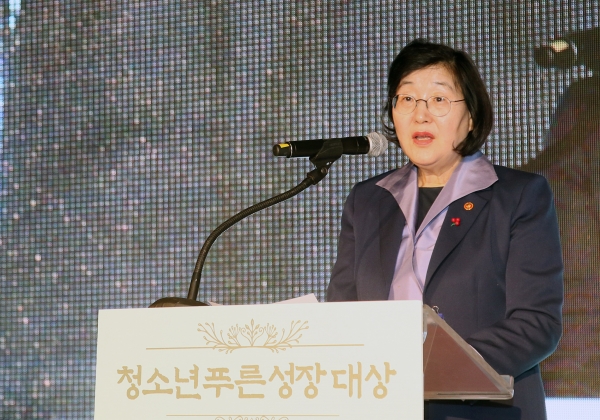 이정옥 여성가족부 장관이 12월 4일 서울 종로구 에이더블유(AW)컨벤션센터에서 열린 ‘제15회 청소년푸른성장대상 시상식’에서 인사말을 하고 있다.