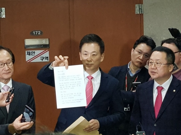 박근혜 전 대통령의 변호인인 유영하 변호사가 지난 4일 국회정론관 기자회견을 마친 후, 백브리핑에서 박 전 대통령의 친필 편지를 들어올려 보이고 있다. (사진=전현건 기자)