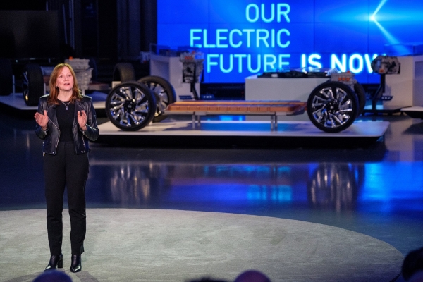 메리 바라 GM 회장 겸 CEO가 차세대 전기차 플랫폼을 소개하고 글로벌 전기차 시장을 리드할 미래 전략을 발표하고 있다. (사진제공=한국지엠)
