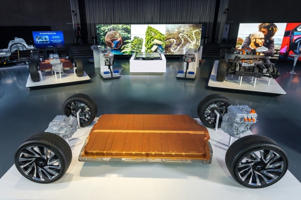 지난 4일(미국 현지시간) 진행된 EV 위크에 전시된 GM의 신형 얼티엄 배터리와 차세대 전기차 플랫폼 (사진제공=한국지엠)
