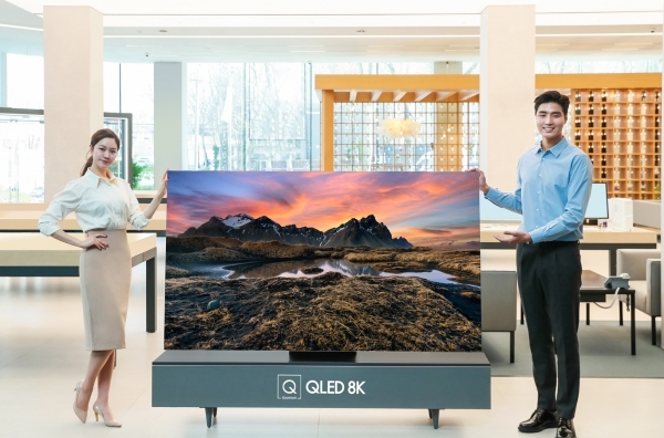 삼성전자 모델들이 2020년형 QLED 8K TV를 소개하고 있다. (사진제공=삼성전자)