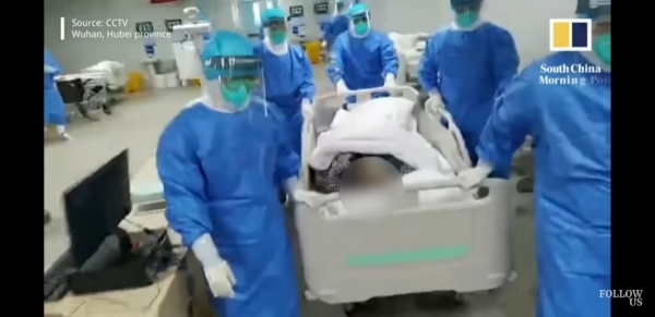 중국 우한의 한 병원에서 의료진이 코로나19 긴급환자를 이송하고 있다. (사진=South China Morning Post 유튜브 캡처)