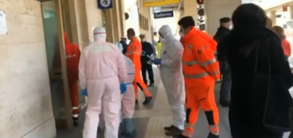 이탈리아 방역당국 관계자들이 이탈리아 기차역을 점검하고 있다. (사진=ITV News 유튜브 캡처)<br>