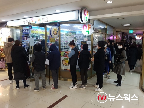 경기 남양주에 소재한 약국에서 시민들이 마스크를 사기 위해 줄을 서고 있다.(사진=장진혁 기자)