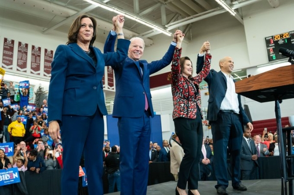 조 바이든 전 미국 부통령(왼쪽 두번째)이 조력자들과 기뻐하고 있다. (사진=조 바이든 트위터)