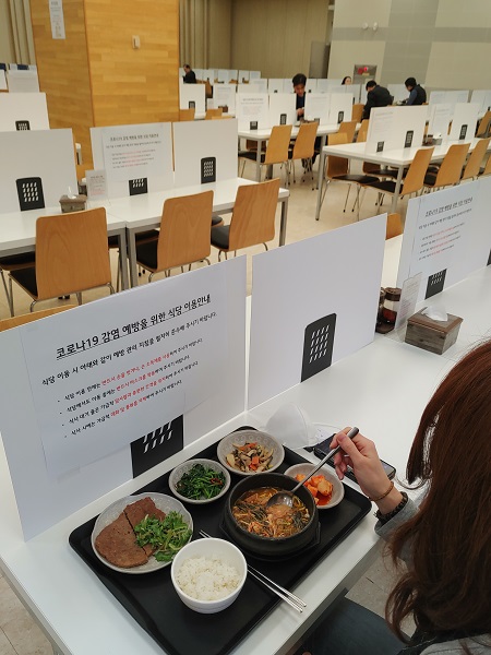 서울 여의도 LG트윈타워 사원식당에 코로나19 감염 예방을 위한 가림막이 테이블마다 설치된 가운데 직원들이 식사하고 있다. (사진제공=LG)