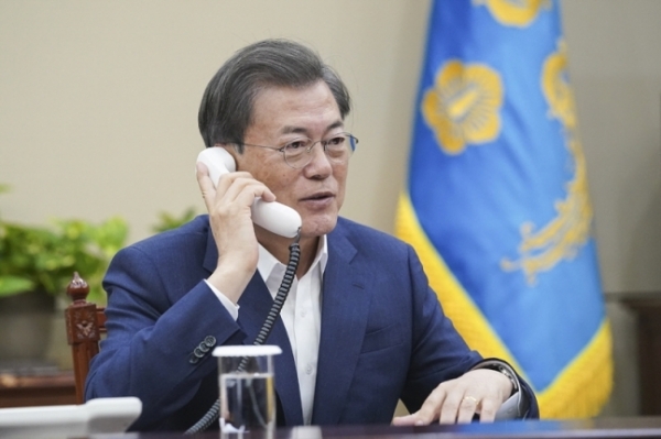 문재인 대통령이 13일 오후 마크롱 프랑스 대통령과 전화통화를 하고 있다. (사진제공=청와대)