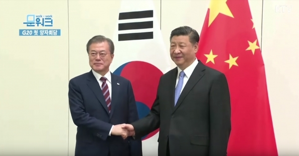 문재인 대통령이 지난해 6월 27일 일본 오사카 웨스틴호텔에서 시진핑 중국 국가주석과 만나 악수하고 있다.(사진출처=KTV)